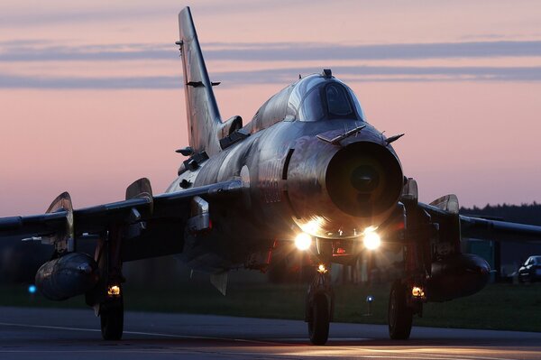 Bombardier su-22m4 sur fond de ciel du soir