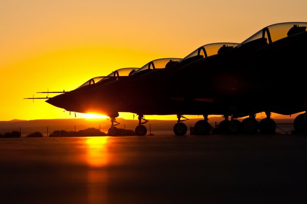 Sonnenuntergang auf dem Flugplatz. Flugzeuge stehen