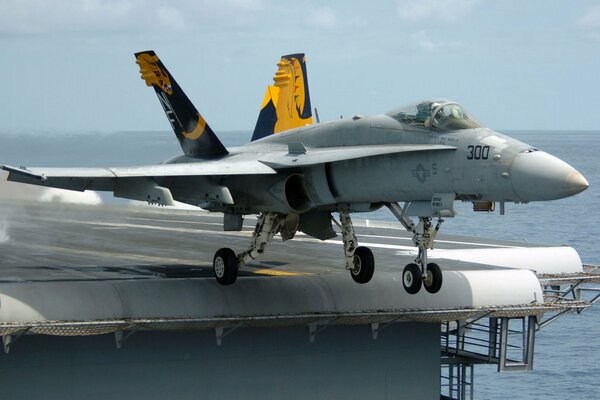 Avión de combate F-18 despegando de un portaaviones