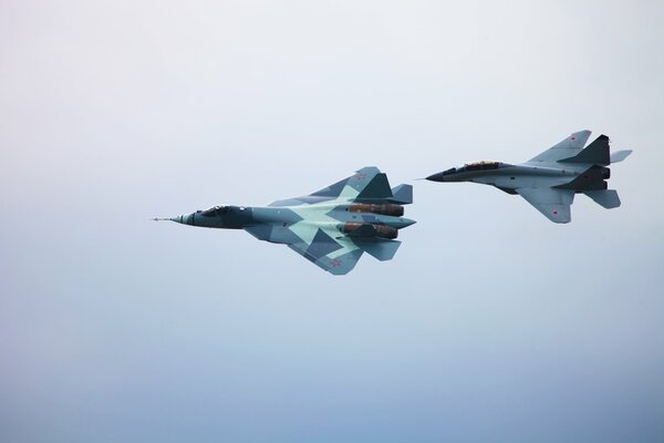 Zwei legendäre Flugzeuge t-50 und mig-29m2