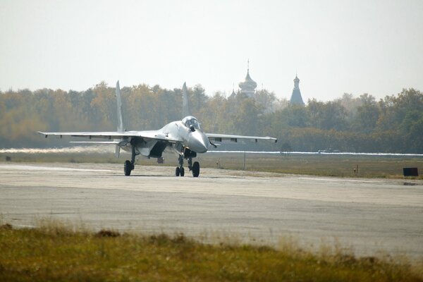 Су-35 истребитель стоит на взлетной полосе