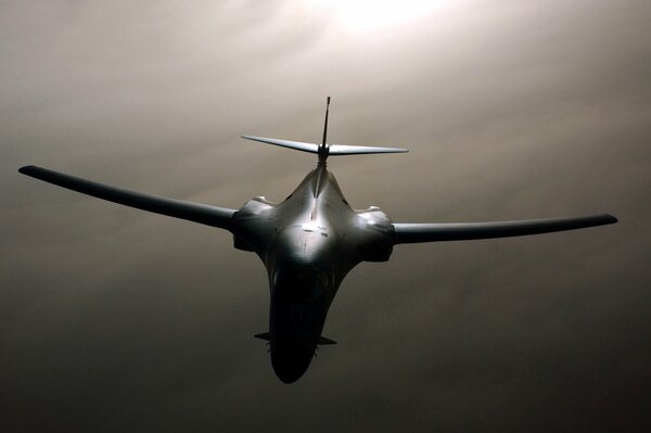 Bombardier stratégique rockwell B-1 lancer dans le ciel