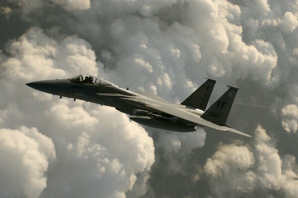 La bellezza di un aereo da combattimento su uno sfondo di nuvole