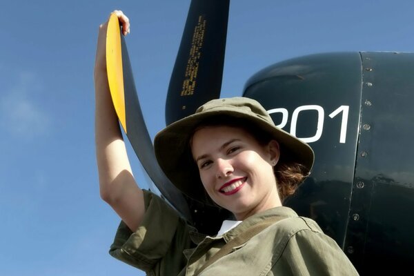 Chica joven en el fondo de un avión