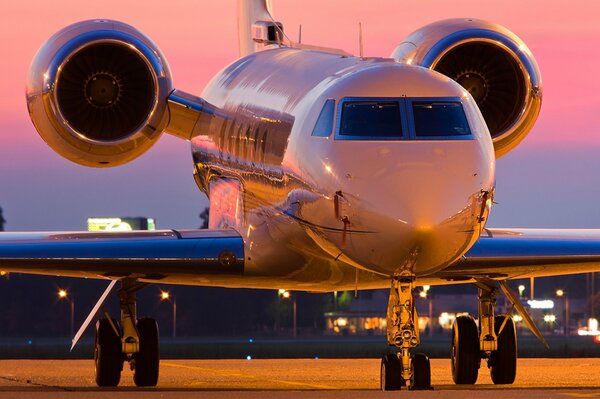 Flugzeug wartet auf Start auf dem Parkplatz