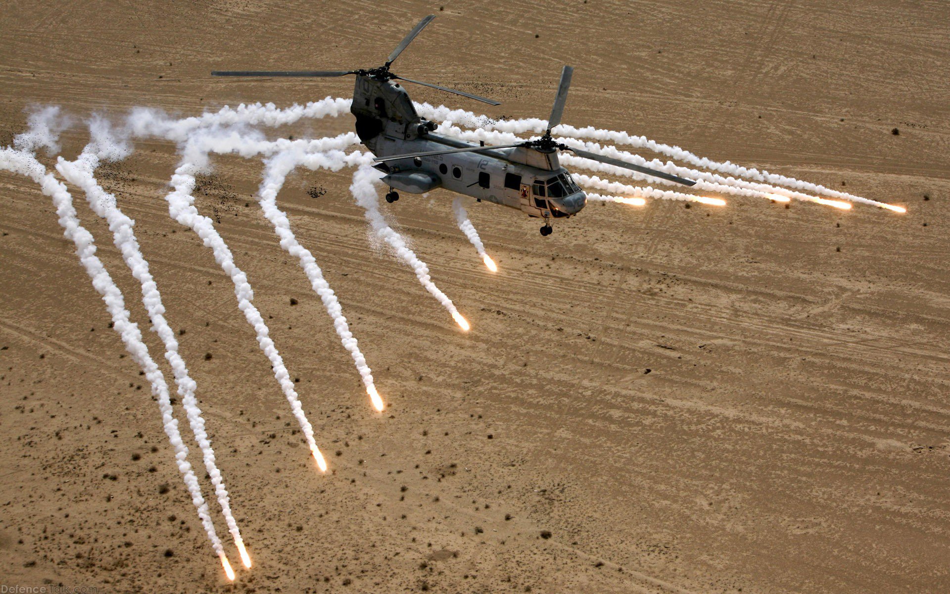 hélicoptère désert missiles