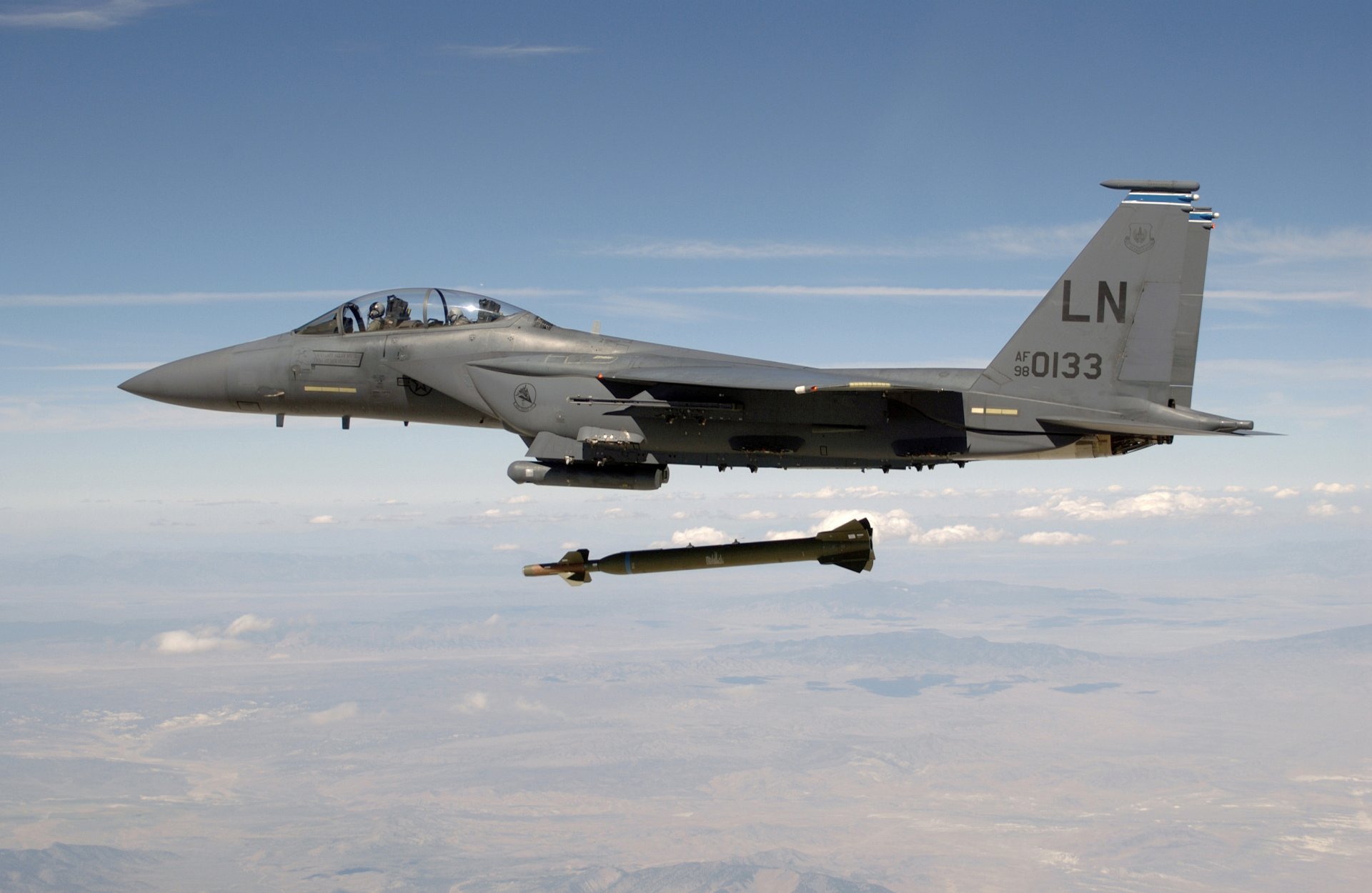 f-15 flugzeug luftfahrt luftwaffe usa rakete bombe piloten kabine erde himmel hintergrundbilder