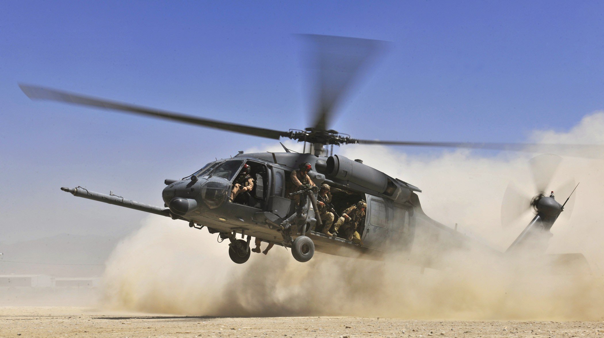 hélicoptère hh 60g pave hawk pales atterrissage atterrissage soldats poussière désert ciel