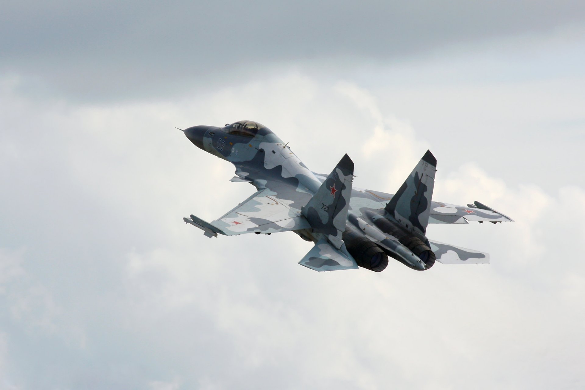 su-35 polyvalent combattant avion ciel. vysoita nuages vol