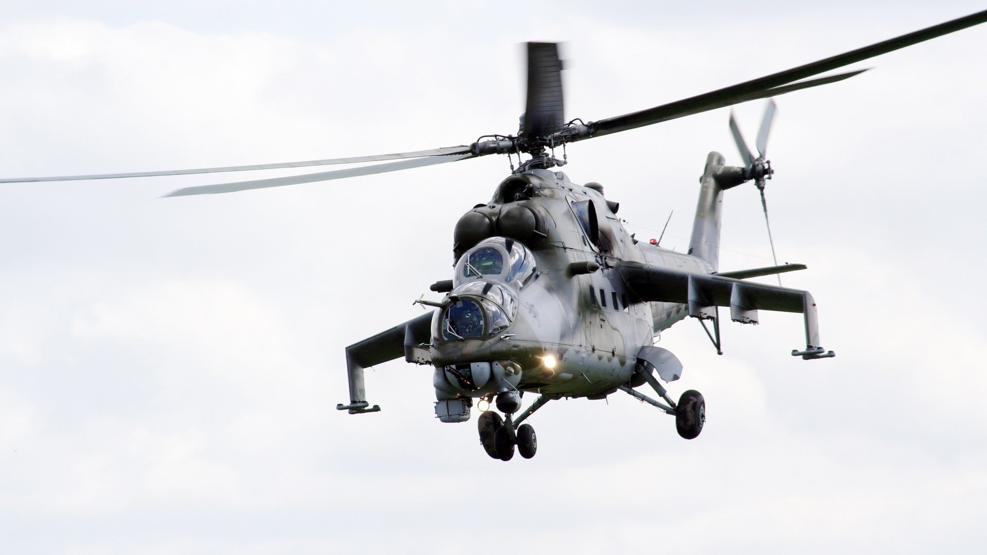 mi-24 fliegt kämpft