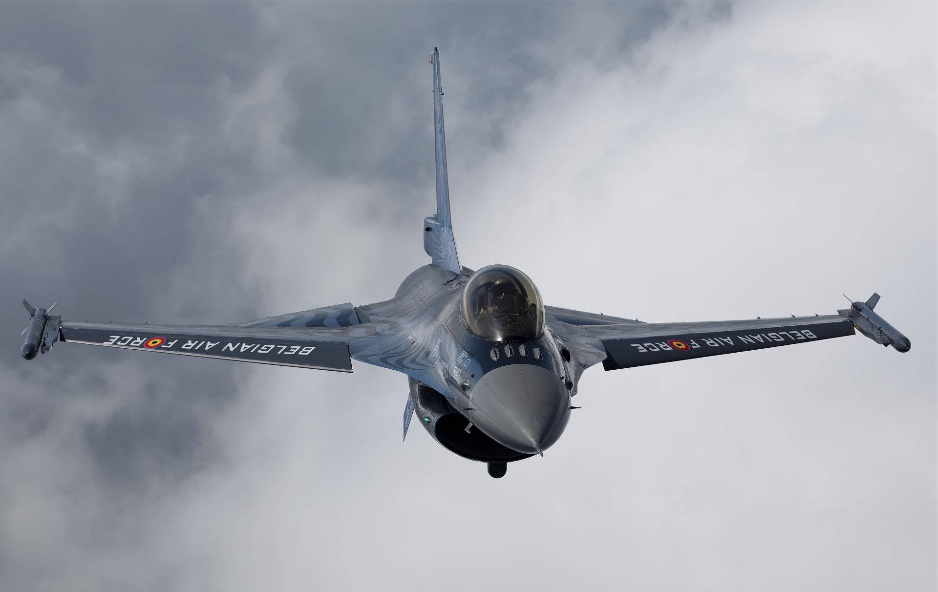 general dynamics f-16 fighting falcon f-16 fighter nuages