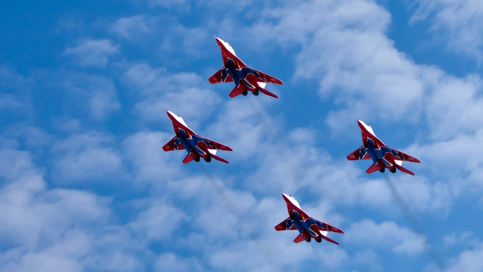 höhe flug mig-29 mehrzweck kämpfer scheren kunstflug gruppe wolken himmel