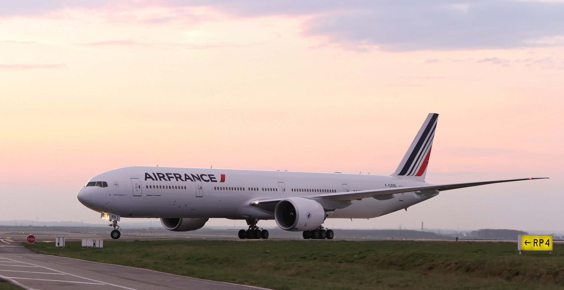 liniowiec boeing pasażer samolot powietrze francja air france niebo chmury zachód słońca wieczór