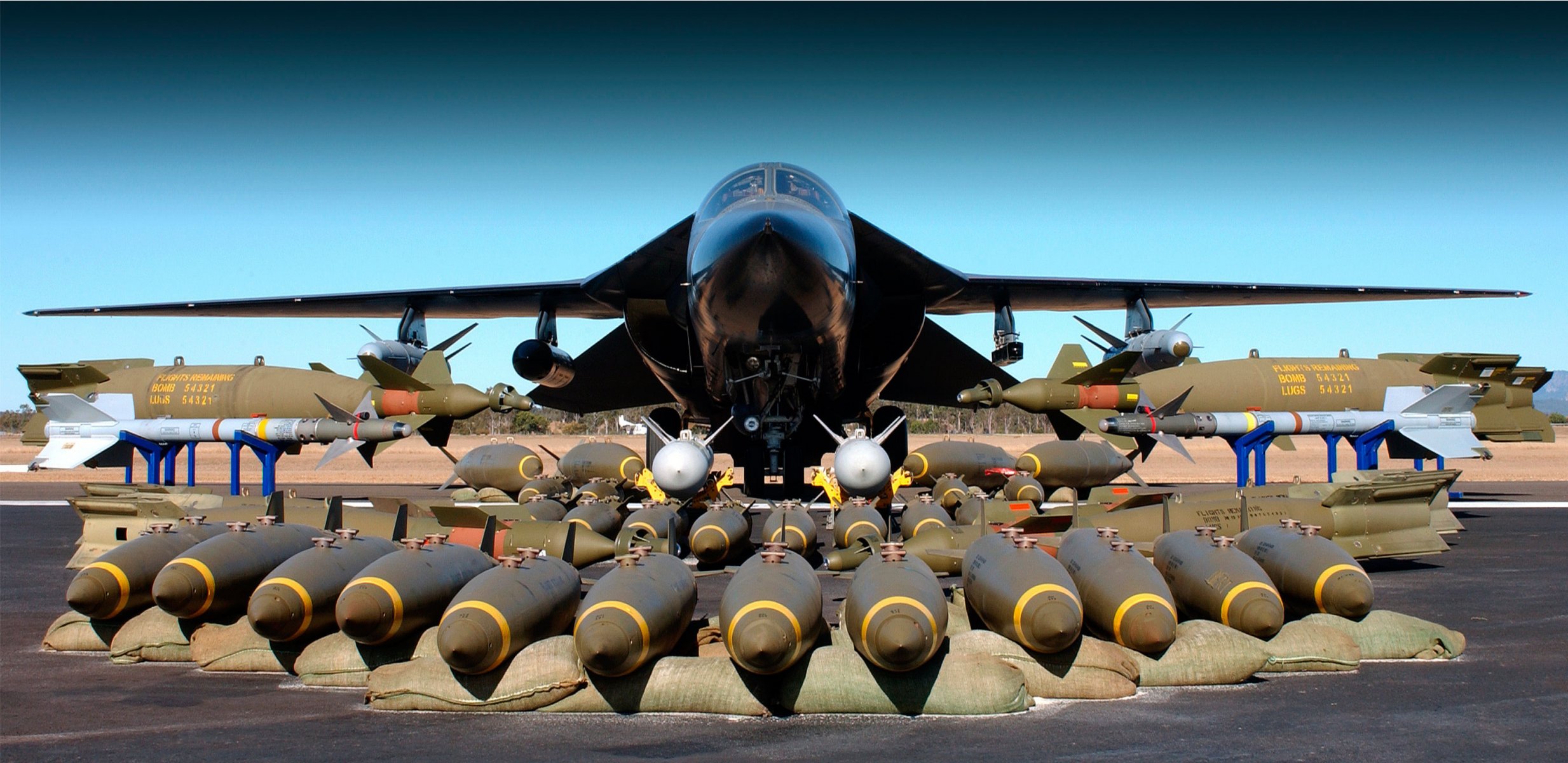 avion aérodrome tactique bombardier général dynamique f-111 bombes missiles torpilles munitions armement armes équipement