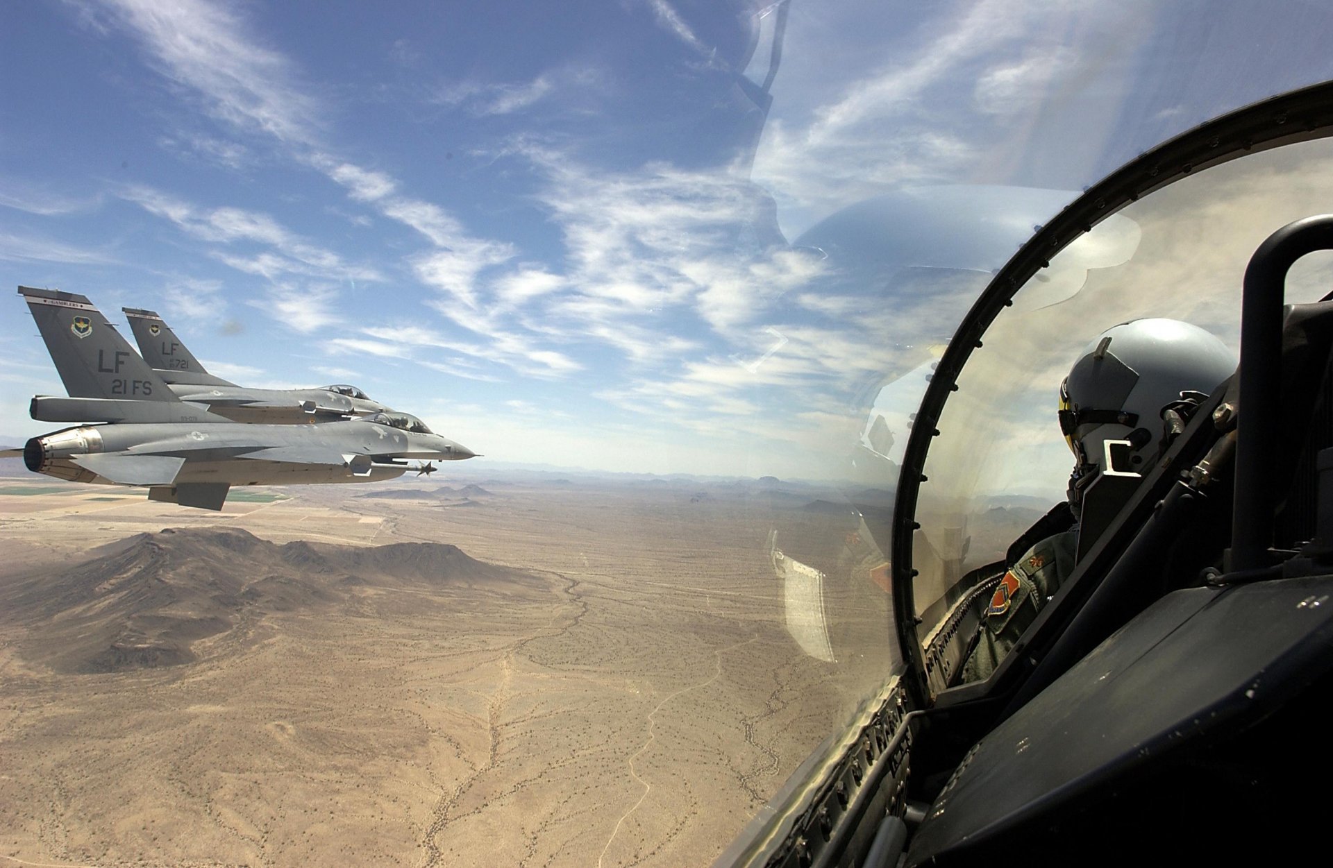 avions de chasse pilote paysage désert nature montagnes ciel panorama cabine fond d écran