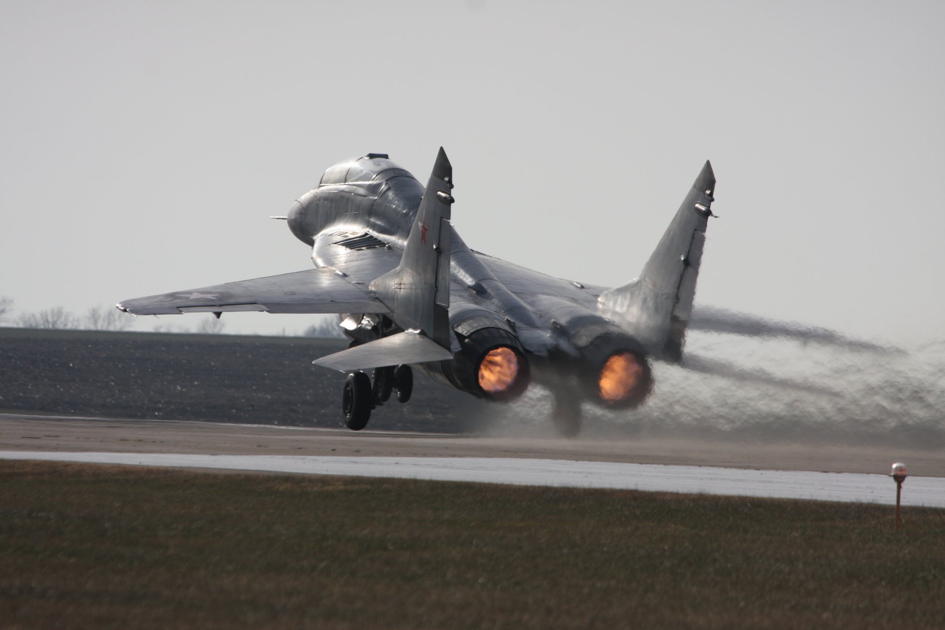 polyvalent combattant mig-29 avion aérodrome vitesse décollage photo