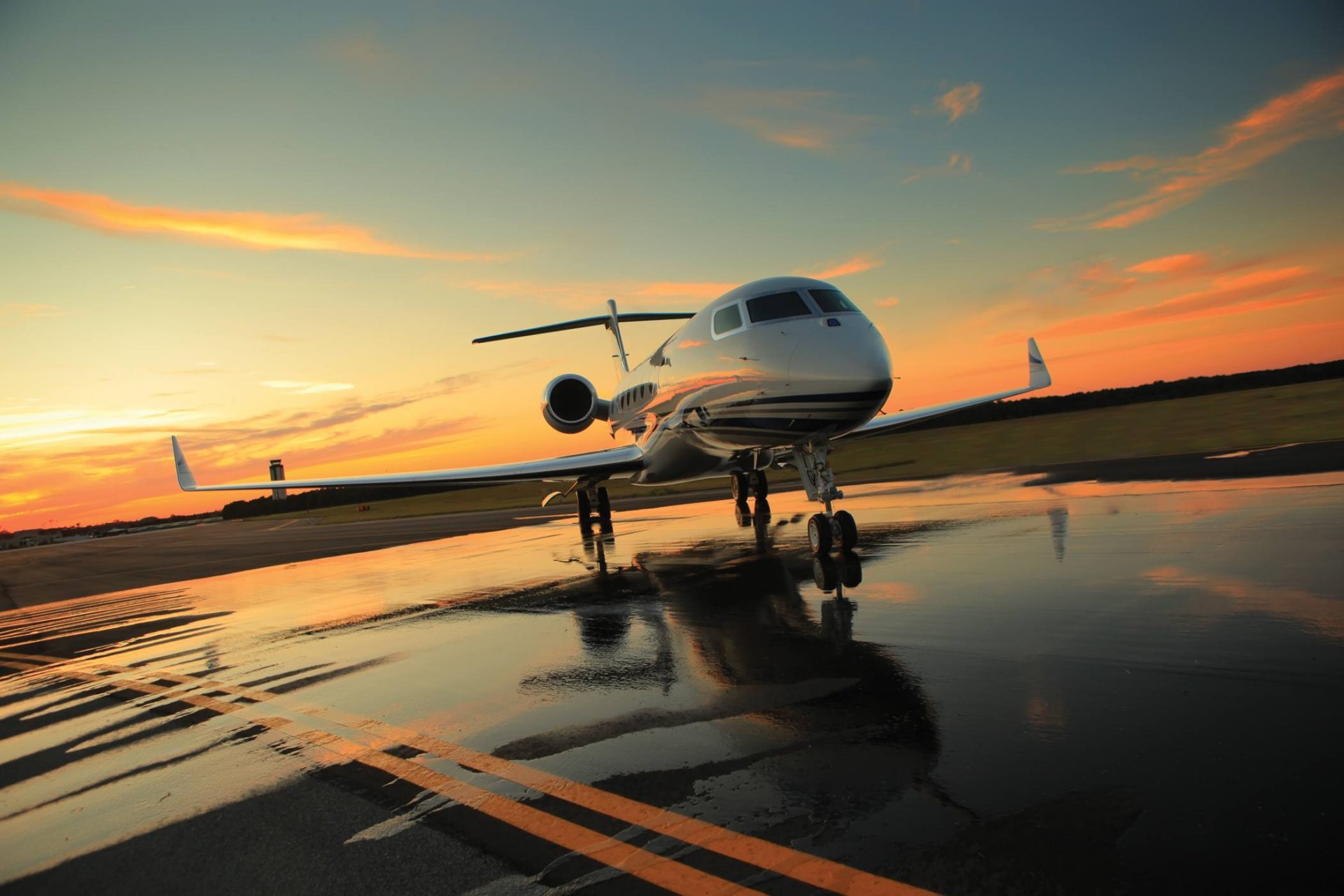 civil aviation jet avion classe affaires gulf stream g650 photo nuages ciel coucher de soleil soirée aérodrome