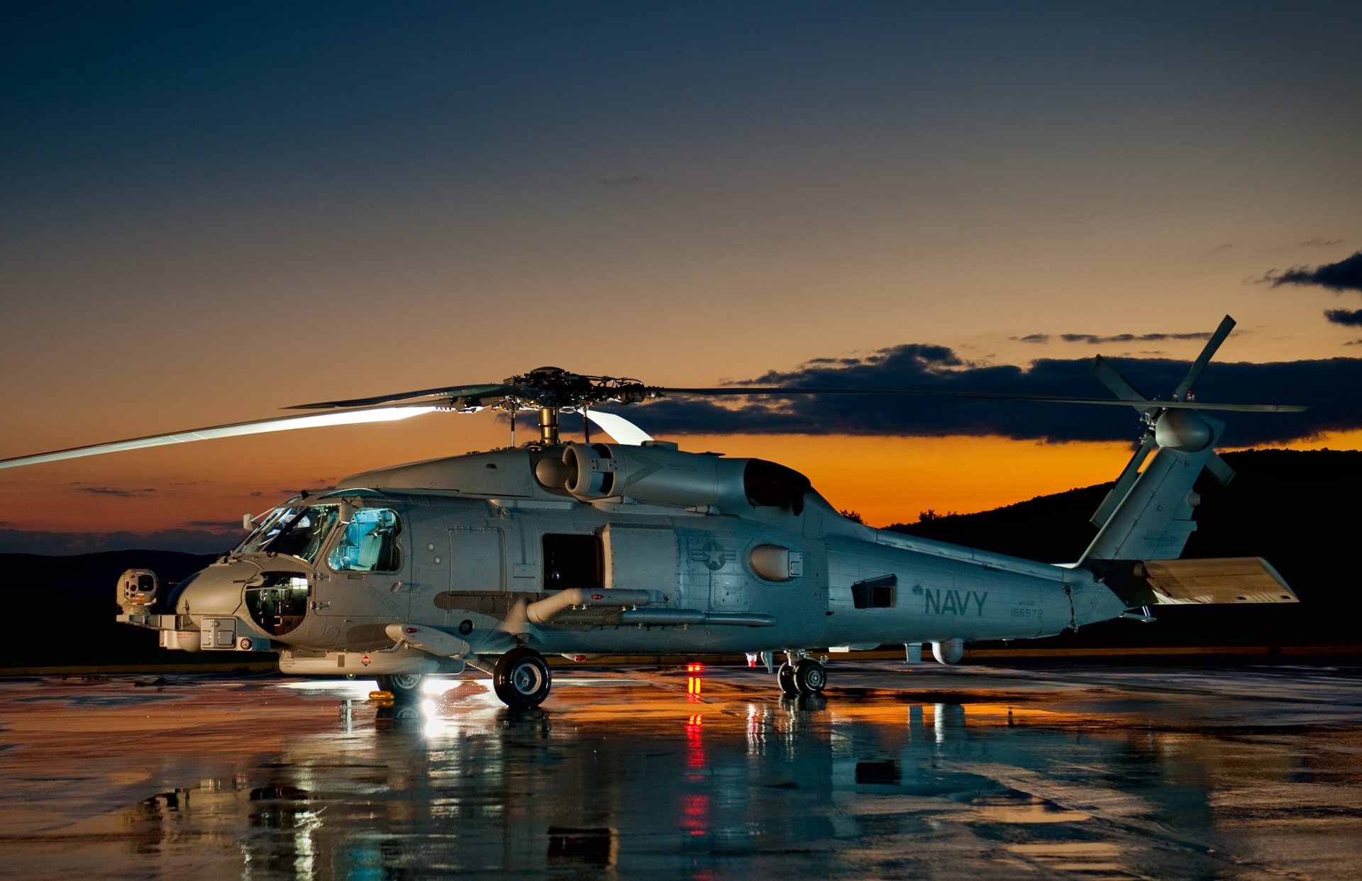 sikorski sh-60 sea hawk mehrzweck basis flugplatz berge wolken himmel sonnenuntergang