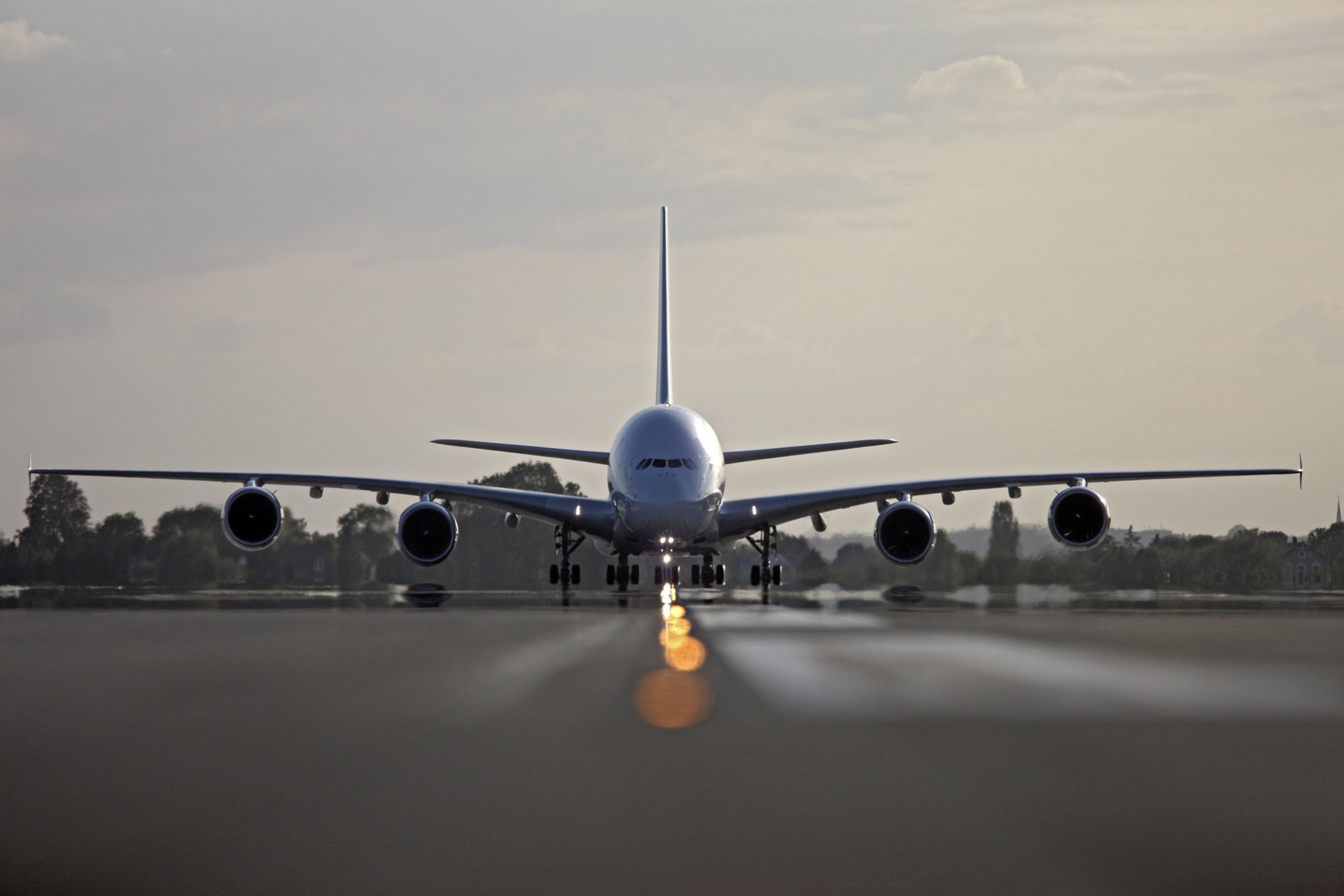 aereo di linea airbus a380 aereo air france aeroporto decollo striscia cielo nuvole alberi