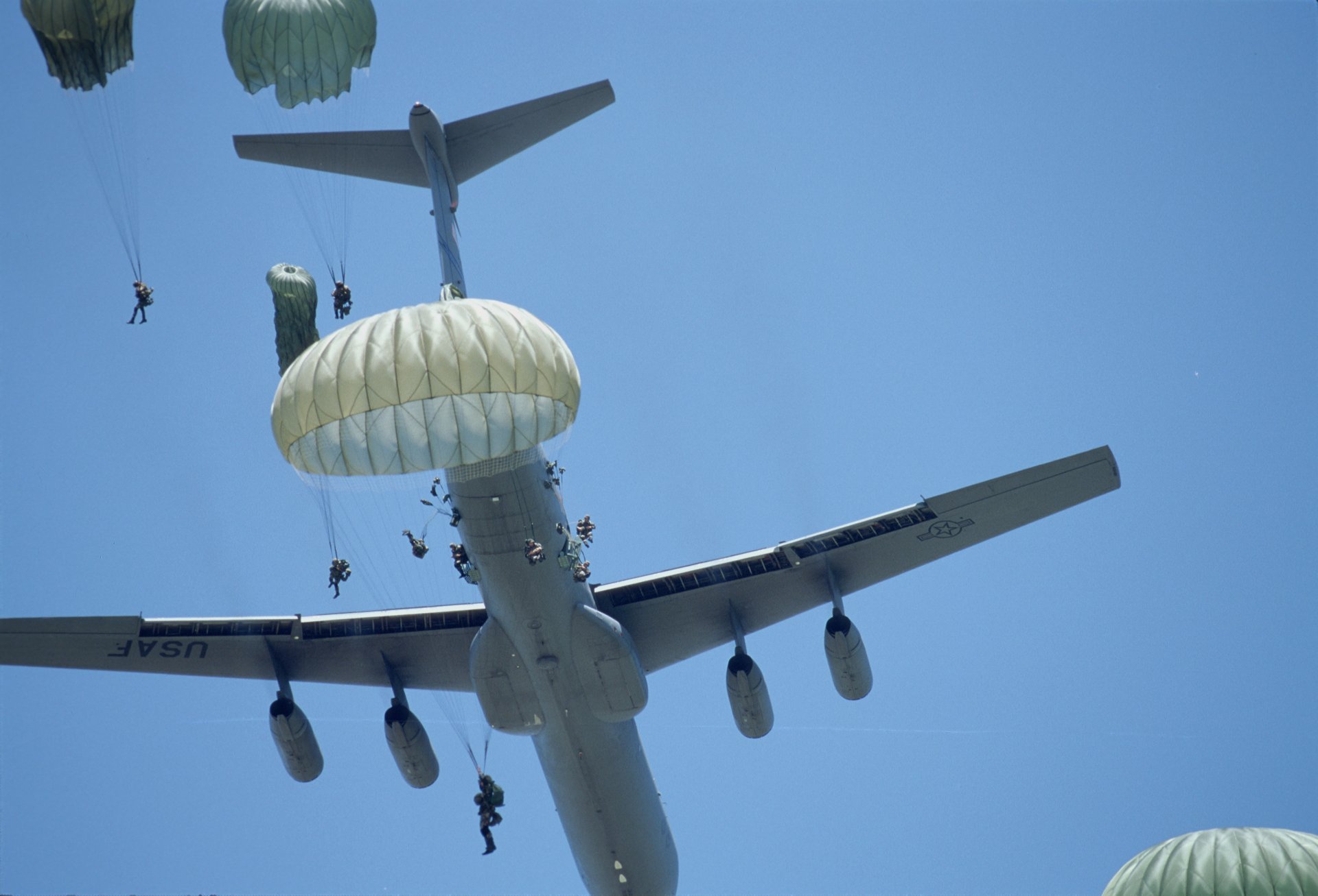 saut parachutisme militaire avion c-141b