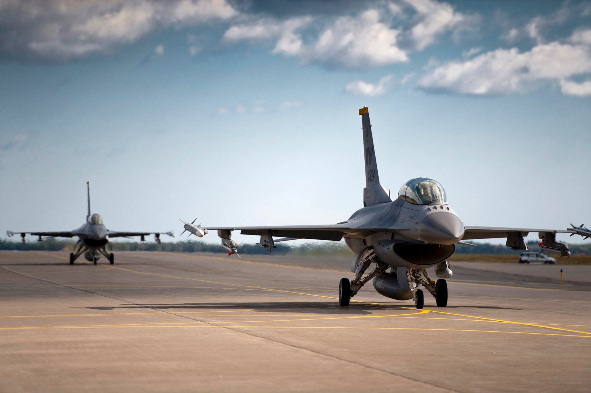 aeródromo raya lucha f-16 multiusos caza formación avión nubes cielo