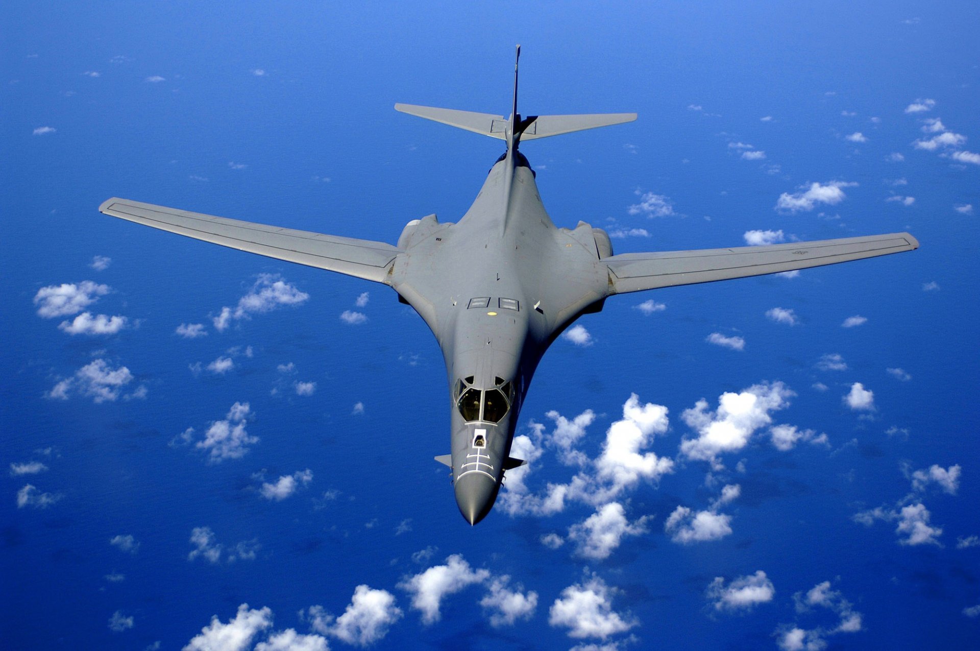 überschall strategisch bomber rockwell b-1 lancer flugzeug flug höhe wolken himmel ozean wasser