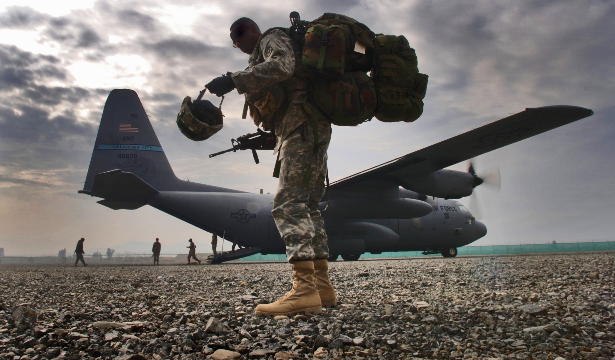 lockheed c-130h2 hercules avion soldat arme