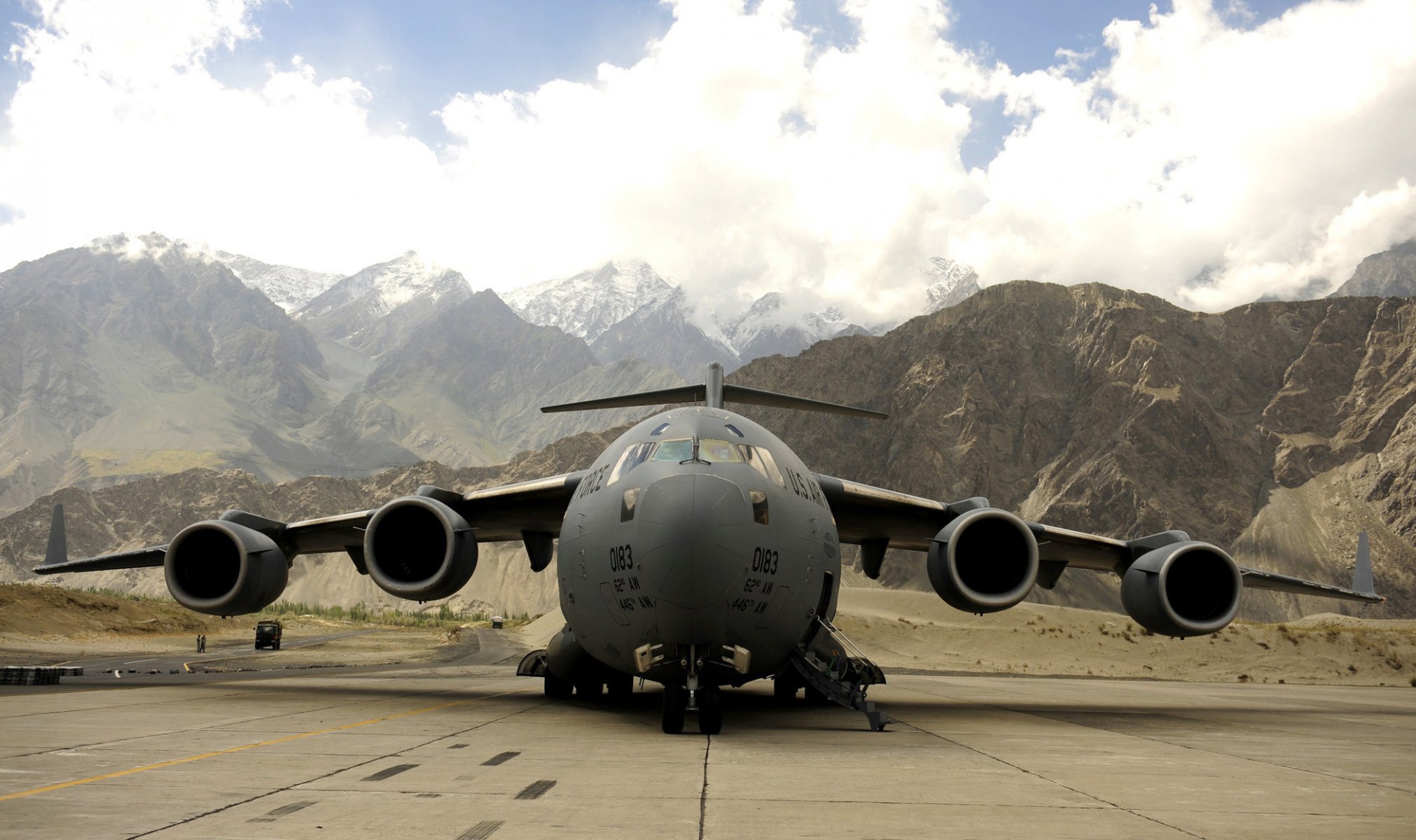 aereo foto aeroporto montagne valle nuvole cielo militare aviazione