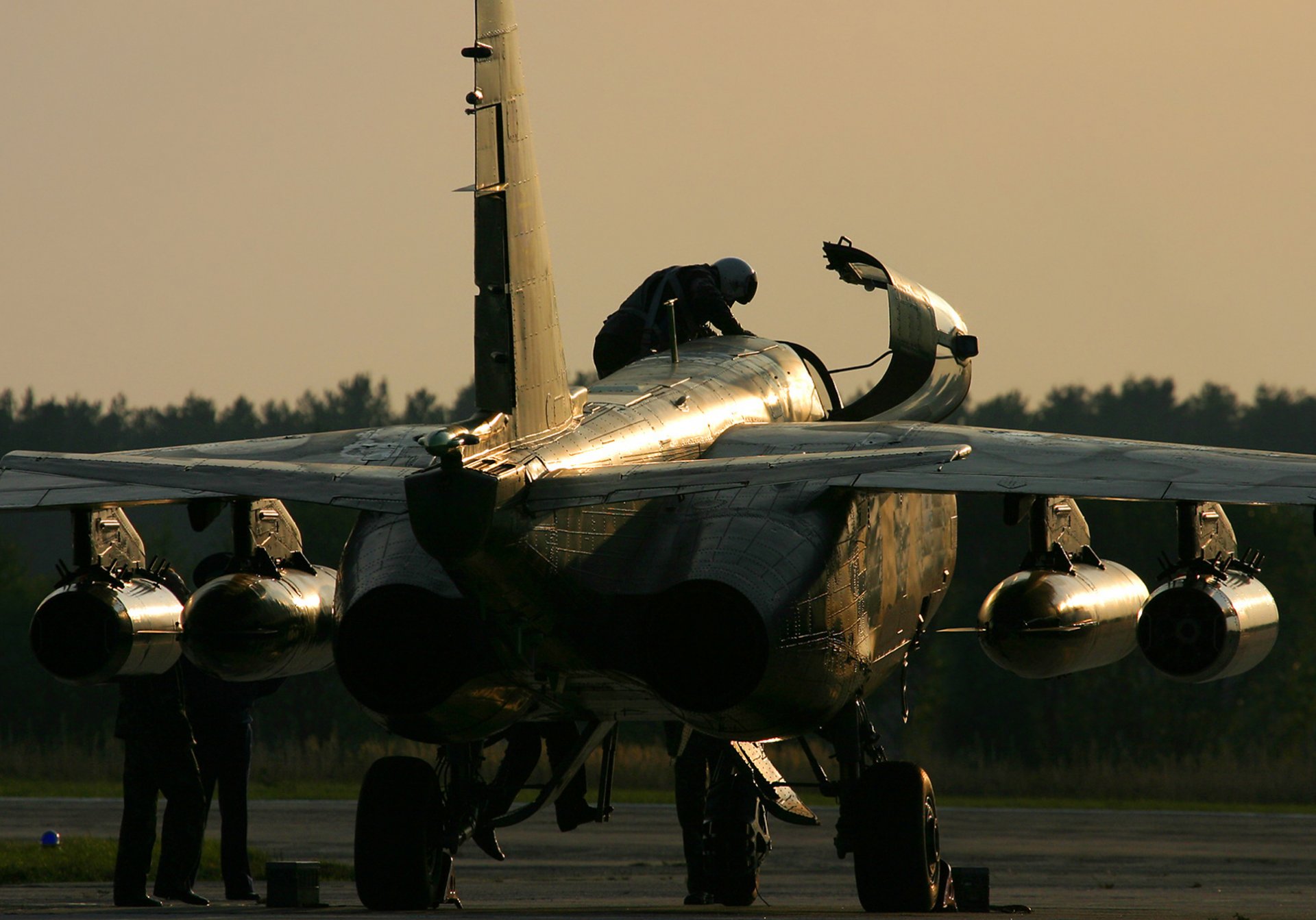 su 25 piloto ucrania puesta del sol noche motores