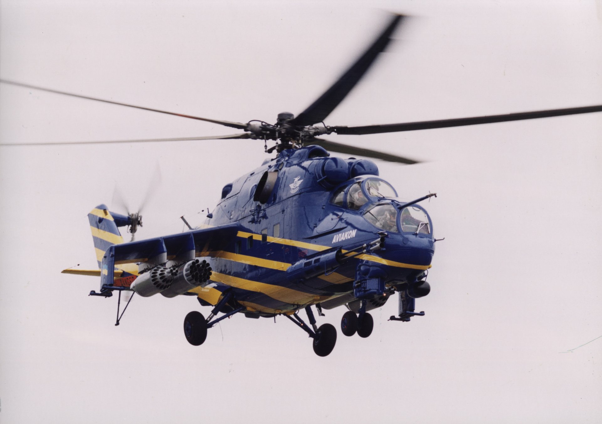 hubschrauber mi 24 klingen blau himmel