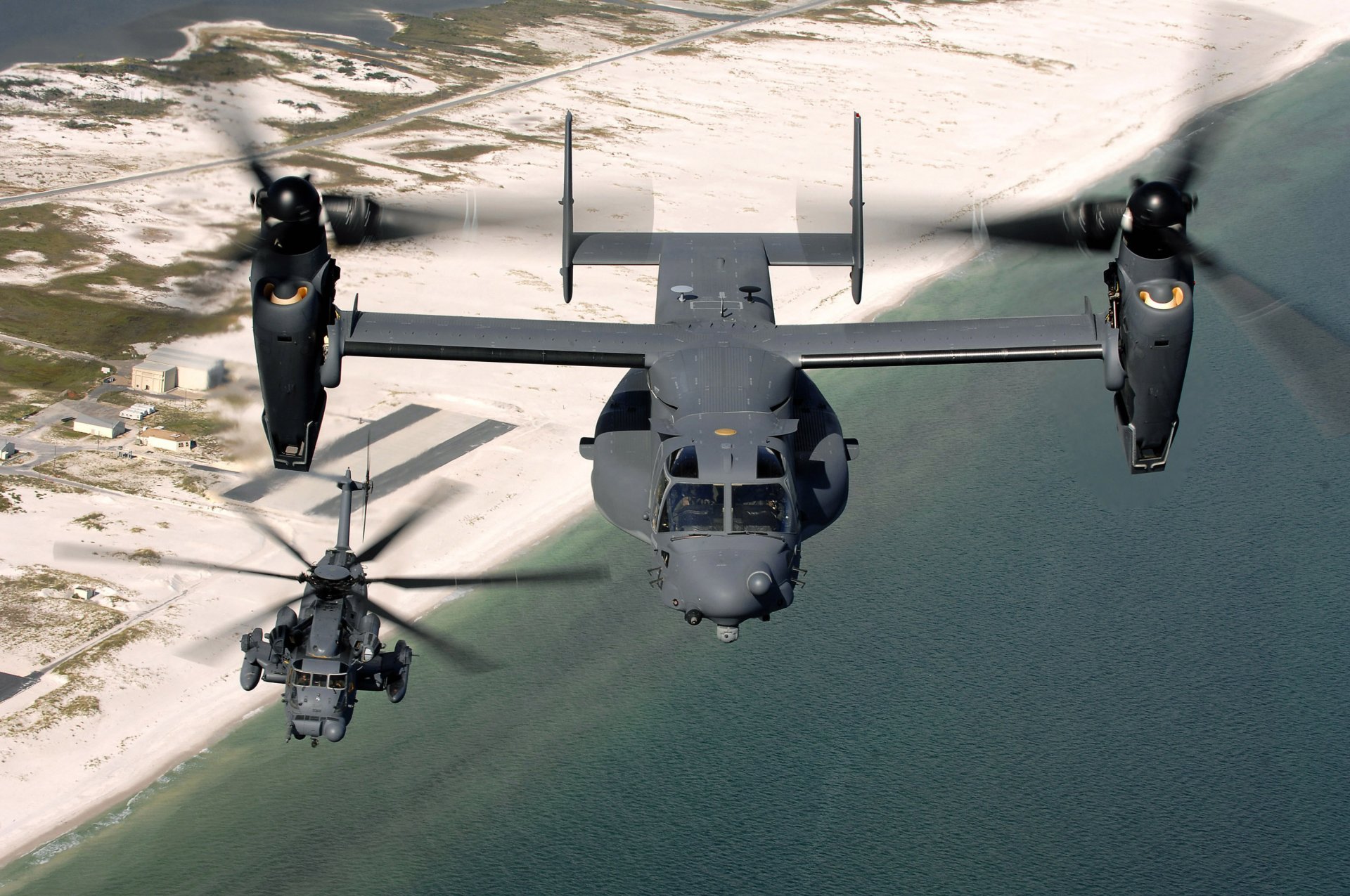 hélicoptères vol altitude sol militaire base côte plage sable eau mer hélicoptère sikorsky mn - 53j pave low convertoplane bell v-22 osprey