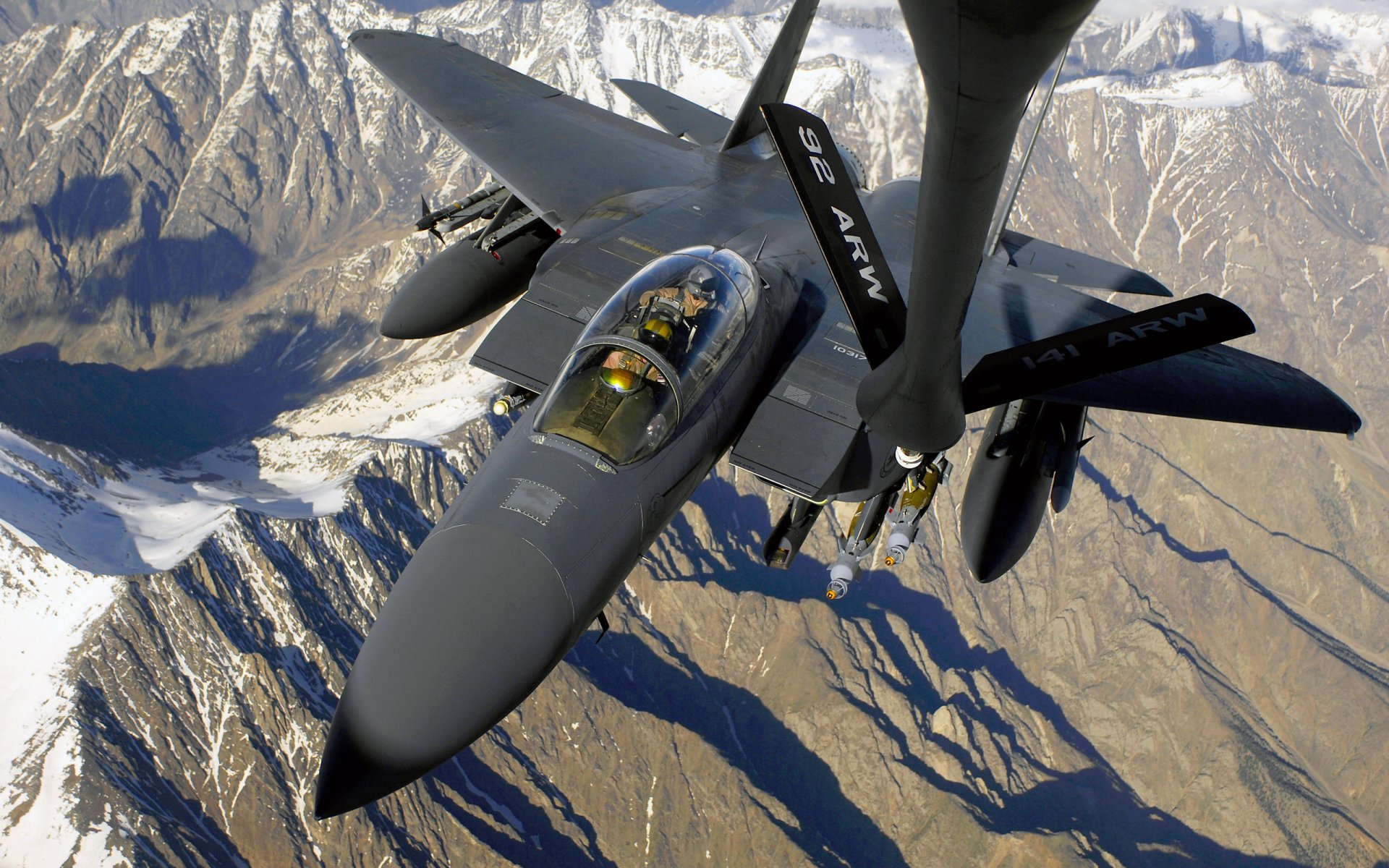 luftwaffe f-15e cac militär flugzeug kämpfer tanken luftfahrt himmel erde berge pilot kabine hintergrundbilder