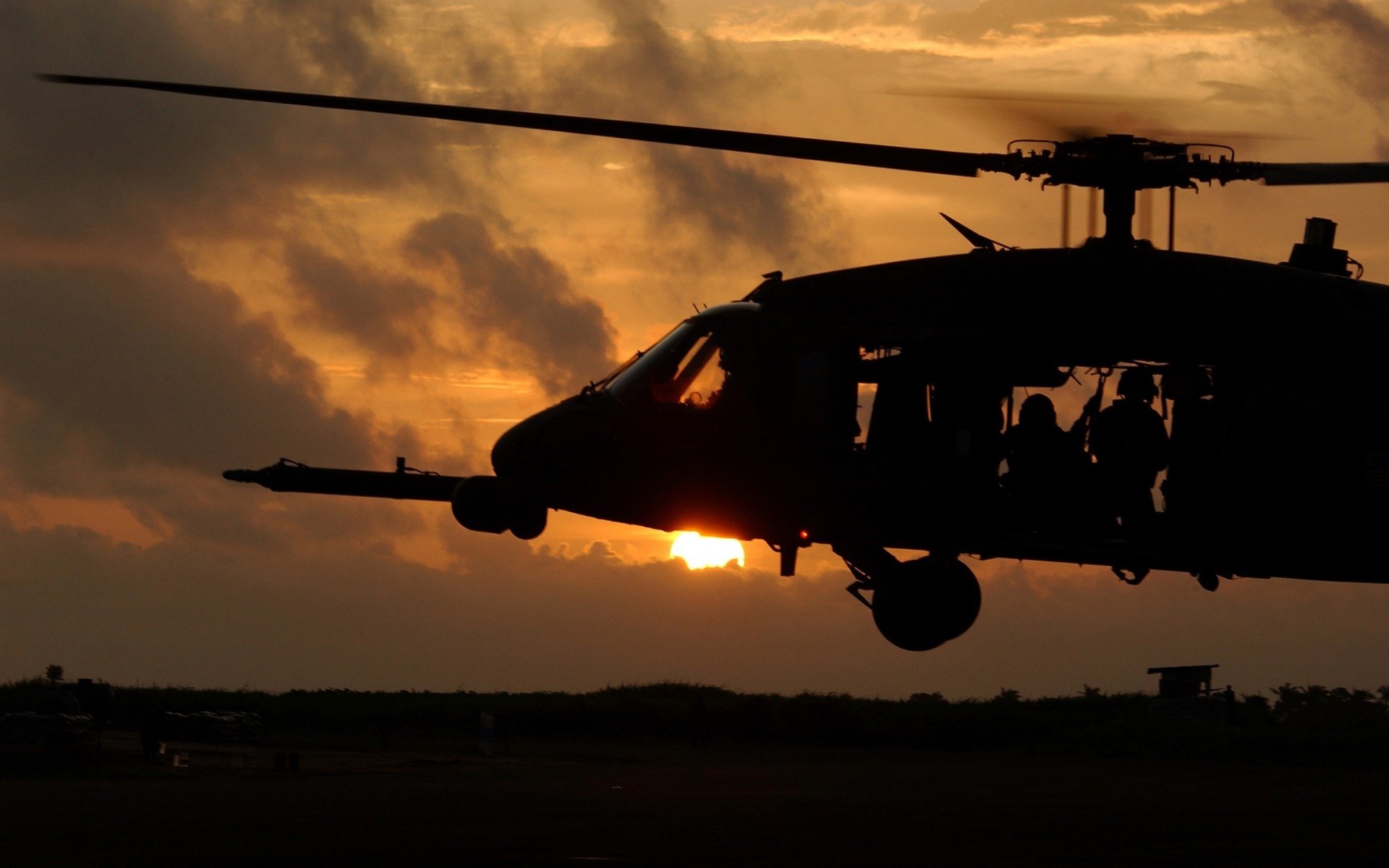 helicóptero soldados noche