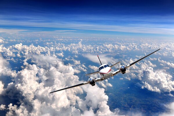Hermosa foto de un avión en el fondo de las nubes