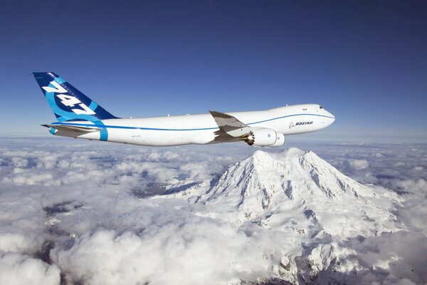 Der erste Flug der Boeing 747-8 freighter der neuen Serie