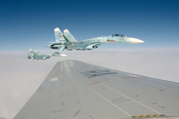 Aviones de la fuerza aérea rusa en el cielo