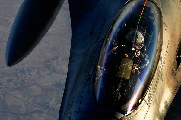 L aviazione da combattimento di spedizione vola nel cielo