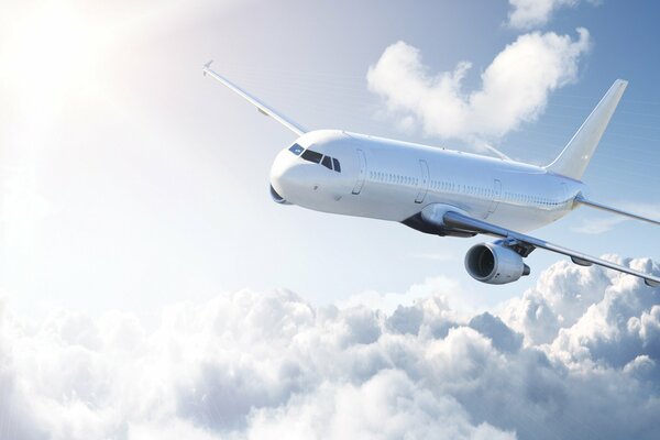 Avión de pasajeros sobre las nubes