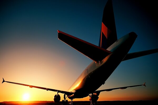 Avión de pasajeros al amanecer