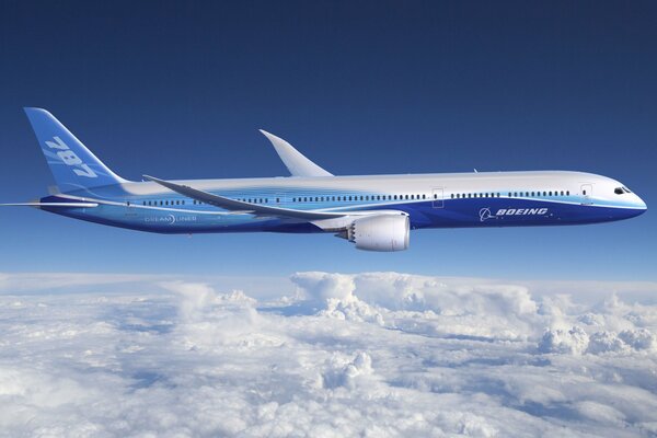 Ein blaues Flugzeug fliegt über den Wolken