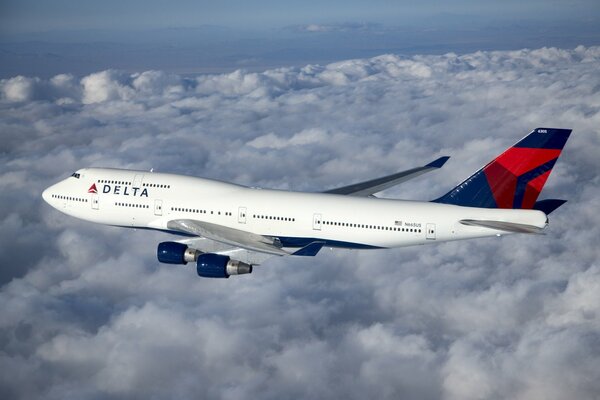 Vuelo de pasajeros de Boeing en las nubes