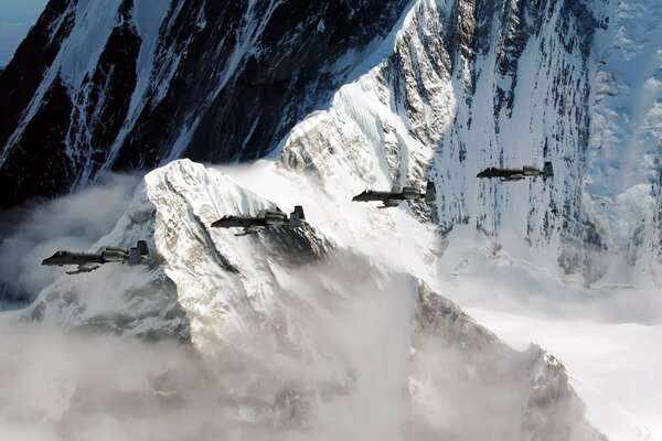 Aviones de combate en las montañas cubiertas de nieve de la cordillera del Pacífico de Alaska