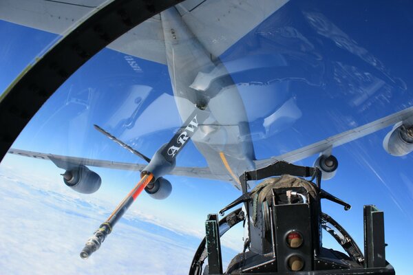 Le ravitaillement de l avion de chasse est effectué dans le ciel