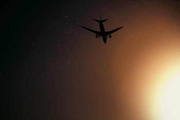 Volo notturno di un aereo nelle stelle