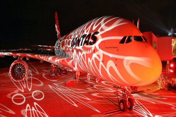 Avion Boeing éclairé par des lumières de nuit