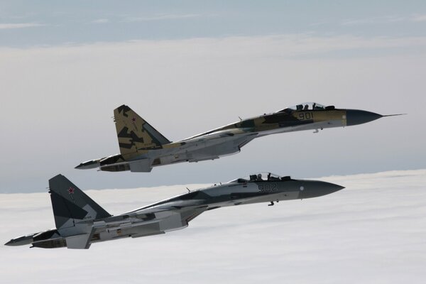 Volar aviones de combate en lo alto del cielo