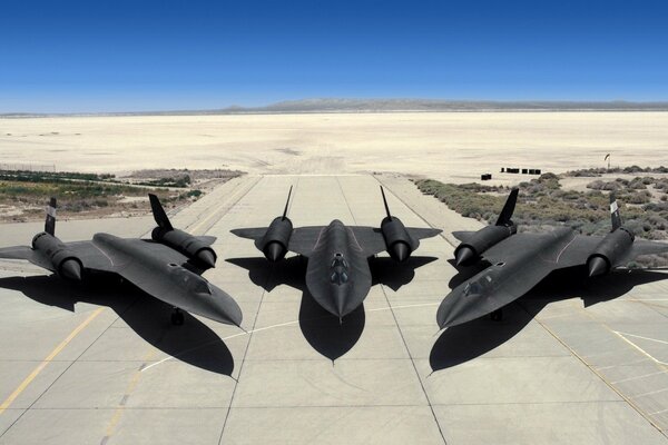 Tres aviones en la pista en medio del desierto