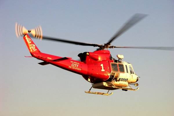 Helicóptero rojo del Departamento de bomberos de los Ángeles