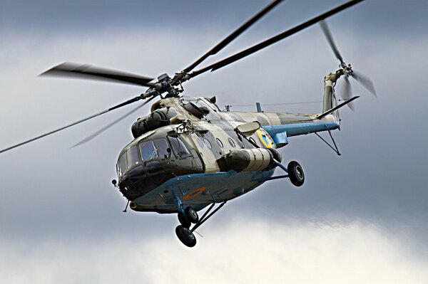 Украинский вертолет ми-8 в полете
