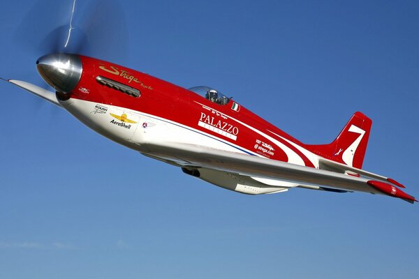 Avión rojo deportivo en el cielo